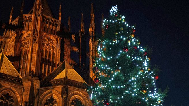 Na Pražském hradě se rozzářil vánoční strom a začala sbírka